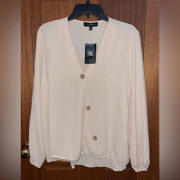 Fred David Tops - 🔥 NWT FRED DAVID CREAM V-NECK GORGEOUS BLOUSE. SIZE LARGE. 🔥